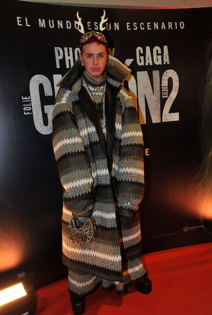 El diseñador Santiago Artemis, una vez más, llamó la atención por su outfit oversize