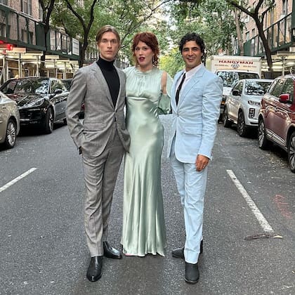 El diseñador Zac Posen, que llevó un traje celeste firmado por la uruguaya Gabriela Hearst, junto al actor y coreógrafo Harrison Ball y la actriz Molly Ringwald.
