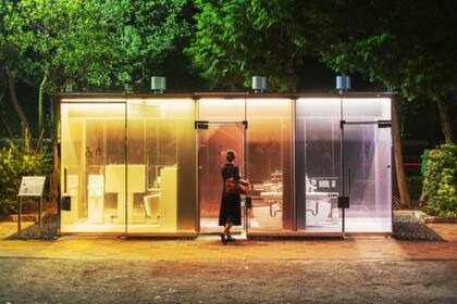 El diseño arquitectónico de los baños permite que incluso por la noche los cubículos ofrezcan una imagen colorida y luminosa
