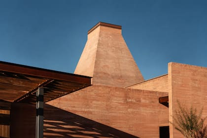 El diseño arquitectónico se integra al lenguaje de El Borgo: materiales nobles, líneas contemporáneas y una relación directa con el paisaje del Piedemonte