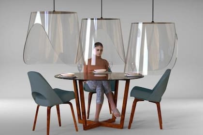 El diseño consta de una campana de acrílico que cuelga del techo y rodea a cada comensal y su plato