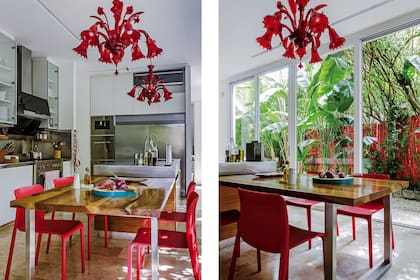 La cocina tiene mesada de acero inoxidable, muebles enchapados y una mesa de guayubira con sillas modelo ‘Volt’ de plástico.