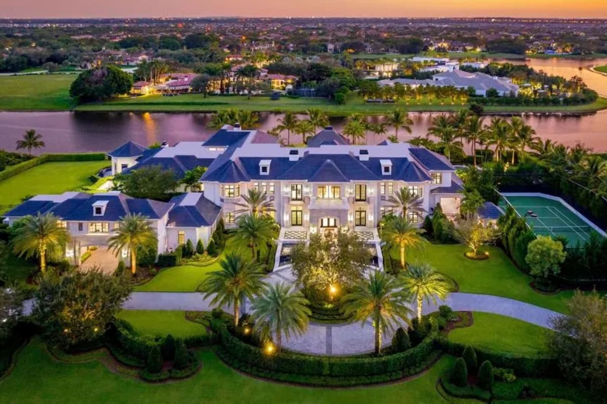 El diseño de la casa, obra de Stuart Brenner Architects y construida por AK Building, con interiores a cargo de Michael Gray, se caracteriza por un estilo contemporáneo