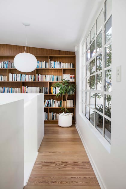 El diseño de la escalera y el de las bibliotecas de palisandro son del estudio Ordóñez-Wenzke.