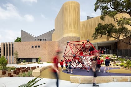 El diseño de la escuela, considerado innovador, incluye un patio interno visible desde la entrada principal