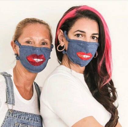 El diseño de las mascarillas de la firma incluye patrones en animal print, estamapado militar y con dibujos bordados sobre tela de jean