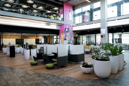El diseño de oficinas hoy responde a la necesidad de generar más bien una experiencia, en lugar de puestos de trabajo fijos
Proyecto: Paula de Elia (PES) y Arquitectos Asociados: Milagros Irastorza, BMA – Methanoia