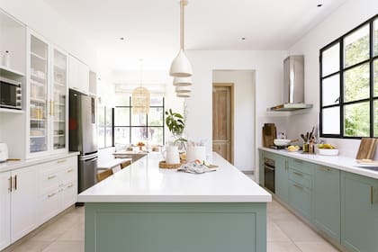El diseño del bajomesada se reitera en el mueble y el vajillero opuestos.Muebles de cocina (ART Arquitectos).