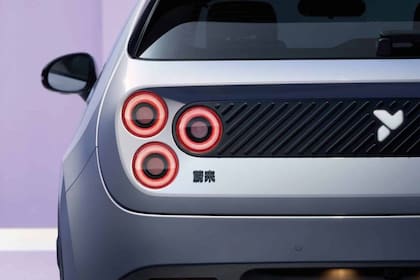 El diseño del faro del Firefly generó polémica en China, al ser acusado de "occidental"