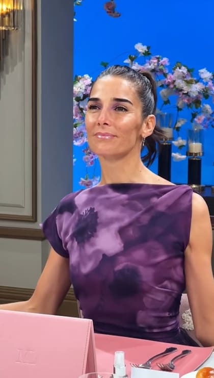 El diseño del vestido de Juana Viale contó con un estampado de flores en tonos violetas en la parte superior