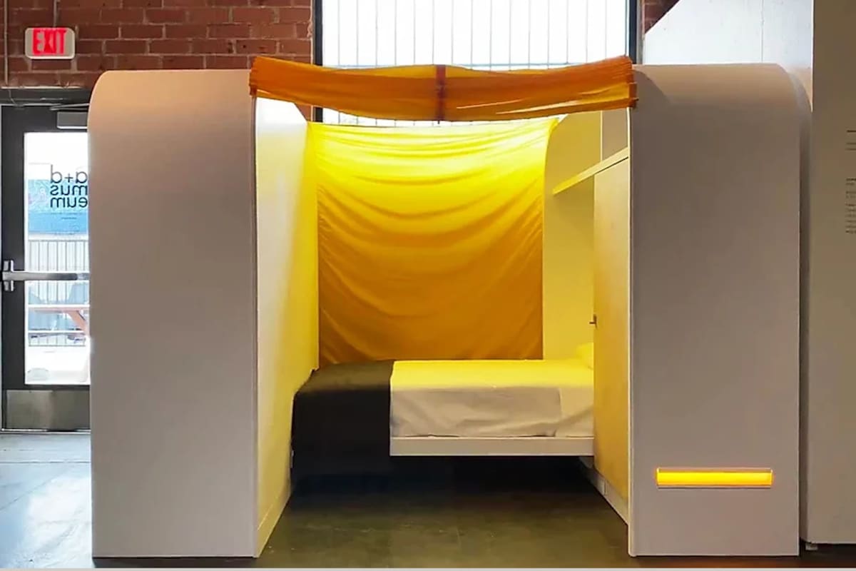 El diseño es simple: tiene espacio suficiente para que alguien pueda dormir y hasta un cubículo pensado para una mascota