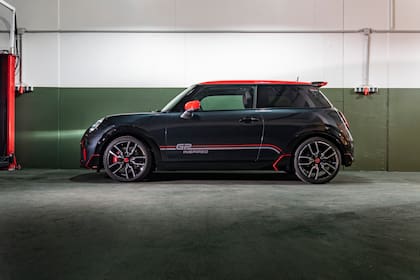 El diseño exterior se diferencia por el color exterior Legend Grey combinado con el techo y los espejos Chili Red