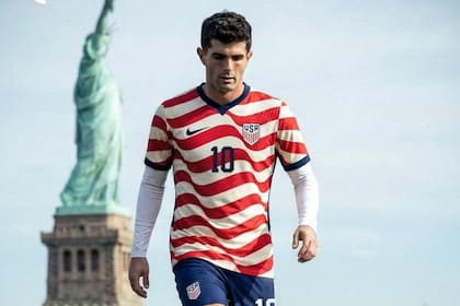 El diseño filtrado está inspirado en la bandera de Estados Unidos, aunque aún no ha sido confirmado por fuentes oficiales (Web/footyheadlines)