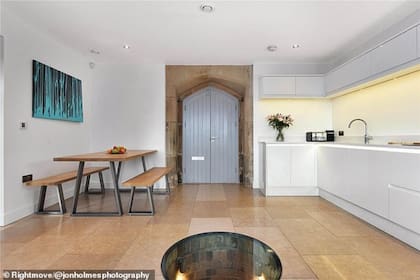 El diseño minimalista de la cocina con terminaciones en color blanco. Imagen: inmobiliaria Rightmove