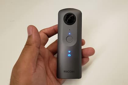 El diseño minimalista se mantiene en el modelo Theta V, que no requiere de una pantalla extra al utilizar notificaciones luminosas frontales