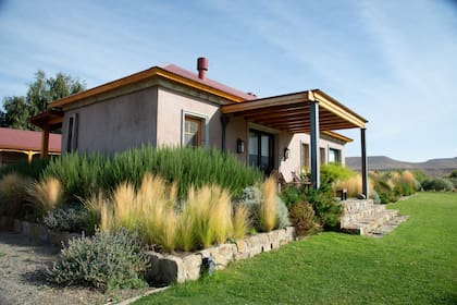 El diseño paisajístico de esta casa, ubicada en medio de la estepa, en San Martín de los Andes, logró hacer que el paisaje natural del entorno se integrara armoniosamente al jardín.