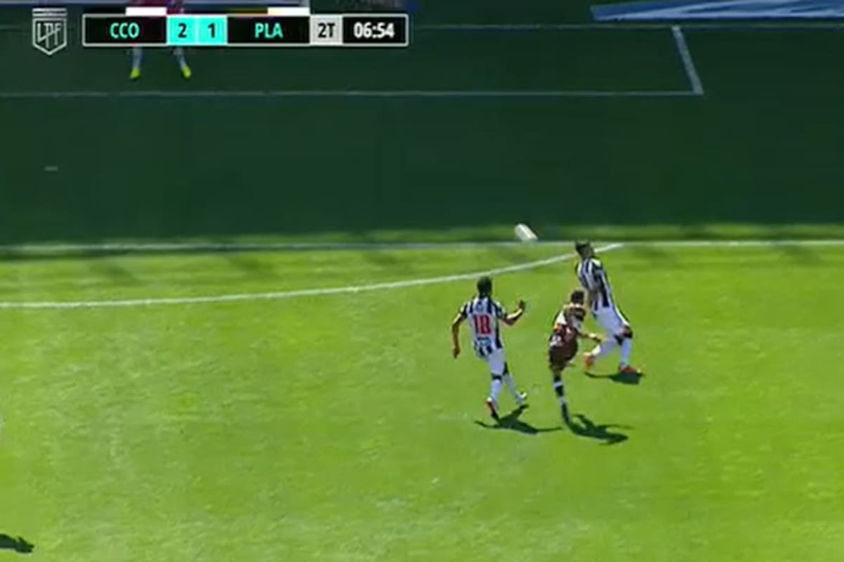 El disparo de Augusto Schott ya partió: será gol de Platense, el que marcó la levantada de su equipo