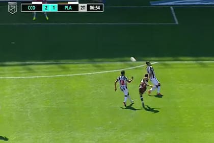 El disparo de Augusto Schott ya partió: será gol de Platense, el que marcó la levantada de su equipo