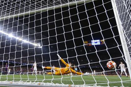 El disparo de Messi entrará al lado del poste derecho de De Gea: un golazo del astro rosarino