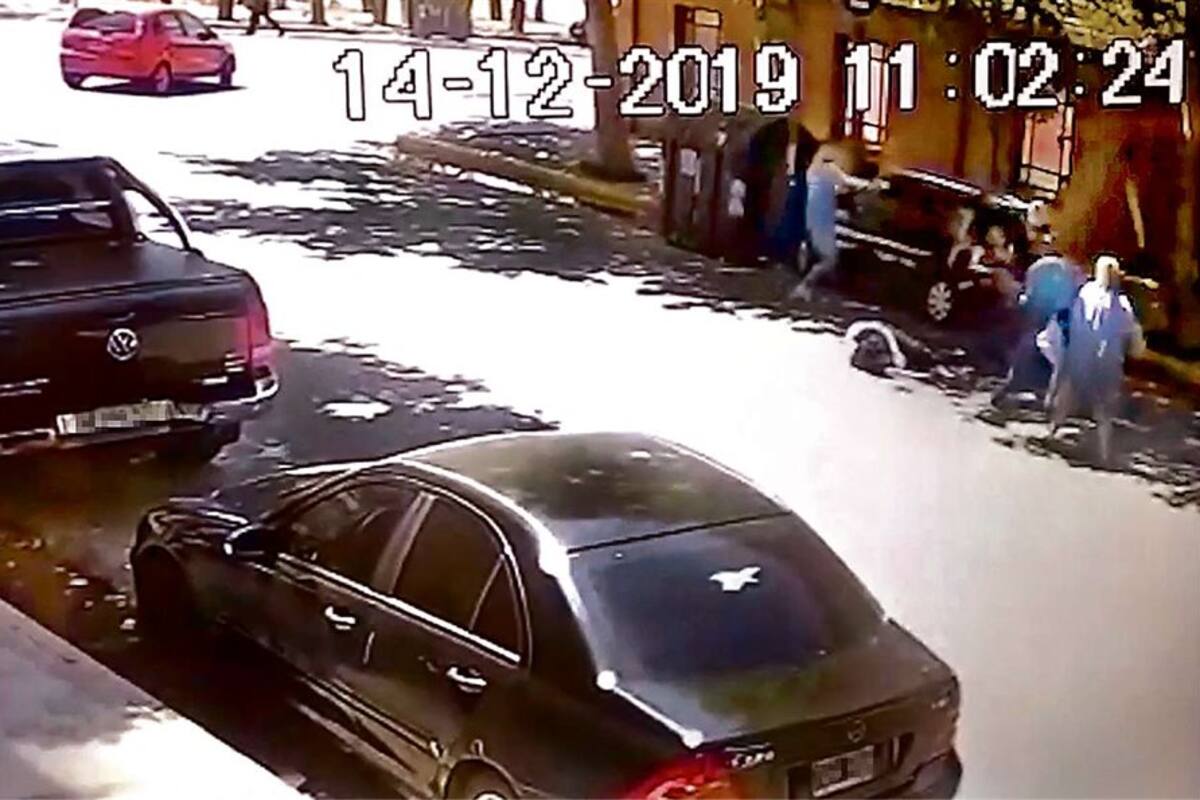 El disparo fatal. La grabación de una cámara de seguridad expuso el momento en que uno de los motochorros baleó mortalmente al visitante británico, que intentó defender a su hijastro herido; las autoridades sospechan que fueron seguidos desde Ezeiza