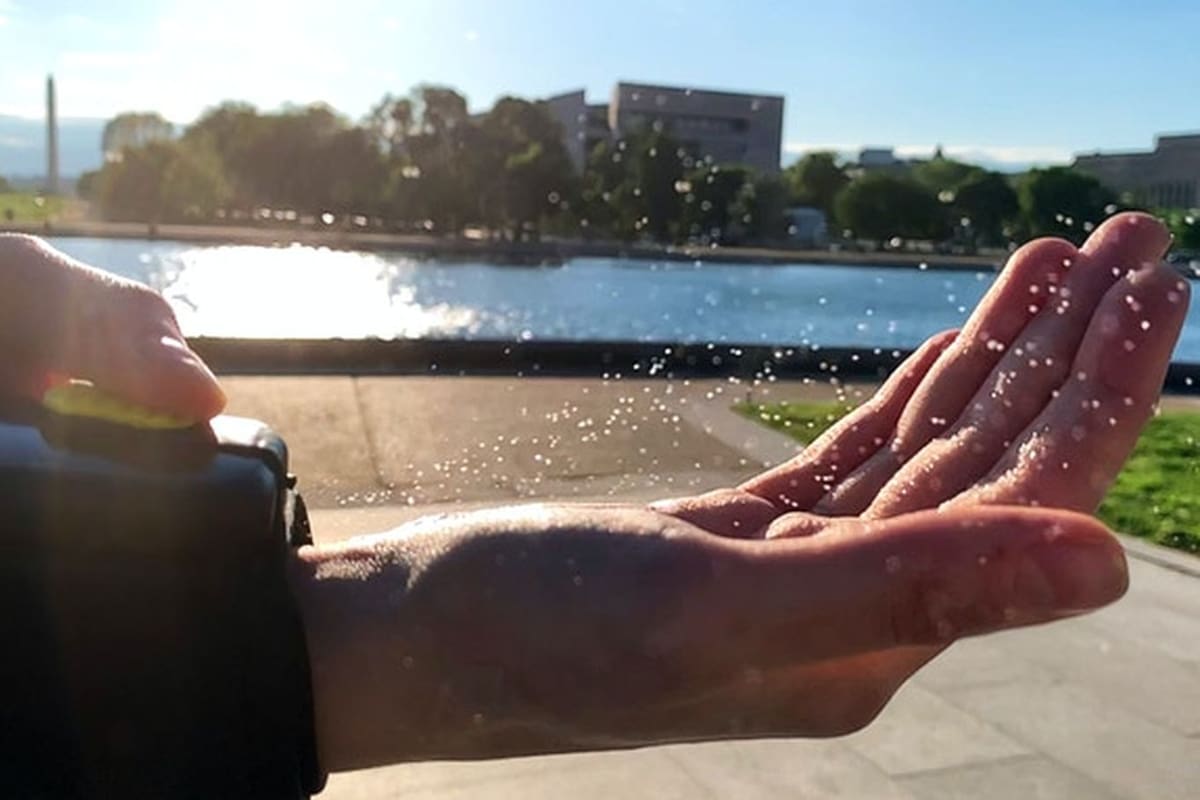 El dispenser de alcohol en gel de PumPix se lleva en la muñeca como un reloj pulsera