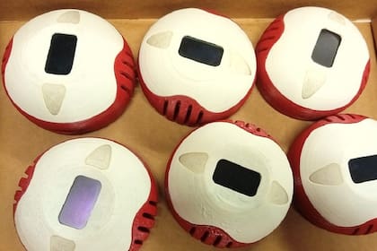 El dispositivo, bautizado como Sensor Universitario de Dióxido de Carbono (SEUCOO), fue diseñado y fabricado en el Laboratorio de Diseño de la UNLa por estudiantes y docentes de la carrera de Diseño Industrial. También trabajaron en el proyecto estudiantes de la Licenciatura en Comunicación Visual