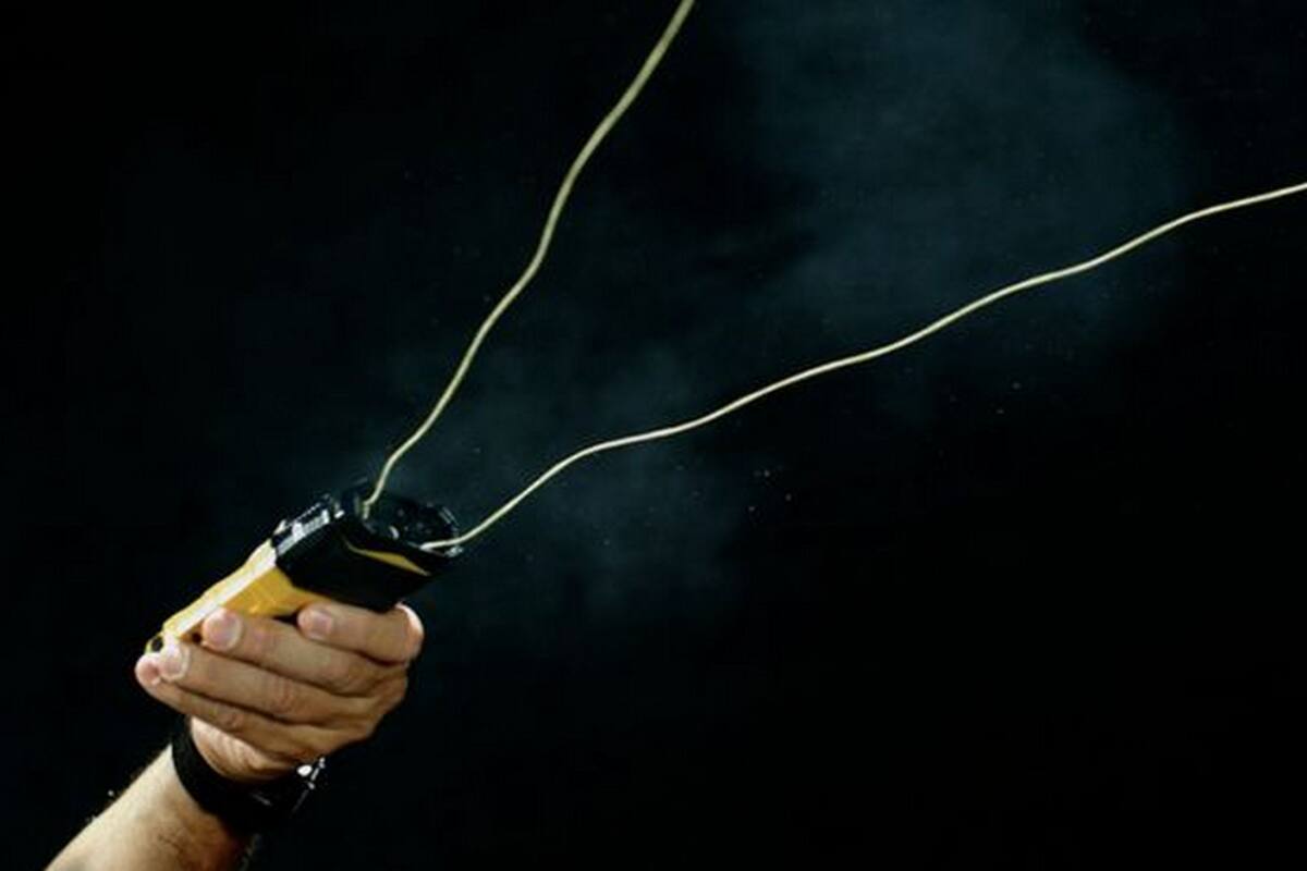 El dispositivo BolaWrap lo utilizan fuerzas policiales de Estados Unidos como arma no letal para contener a individuos