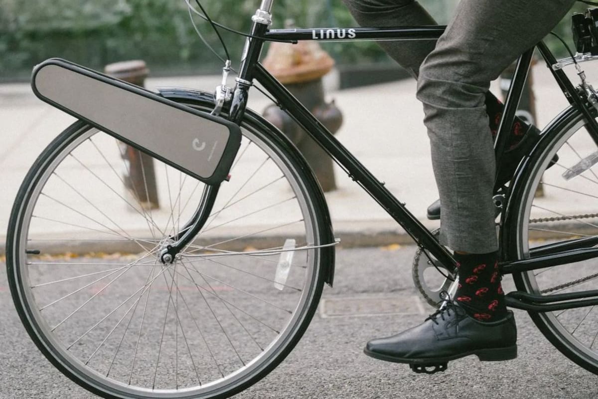 El dispositivo Click bike de propulsión portátil transforma al instante cualquier bicicleta en una bicicleta eléctrica.
