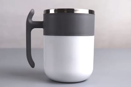 El dispositivo cuenta con un rotor que se activa ante el calor del líquido, sin necesidad de baterías ni cables que impulse el mecanismo interno de la taza