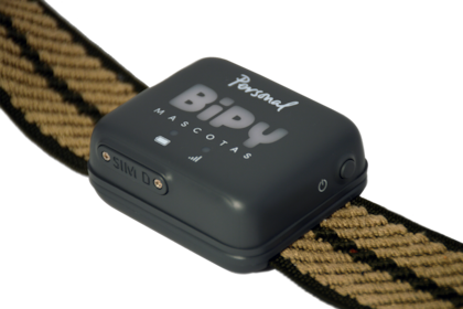 El dispositivo cuenta con una conexión activa 4G y, combinado con el GPS, permite llevar un registro de la actividad del perro que se puede visualizar desde un teléfono Android o iPhone