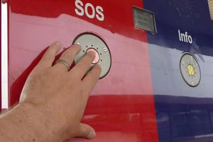 El dispositivo de asistencia con los dos botones disponibles para el pasajeros, de asistencia y de información