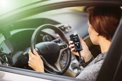 El dispositivo de bloqueo de encendido impide a los conductores encender sus automóviles si bebieron alcohol por encima del límite permitido
