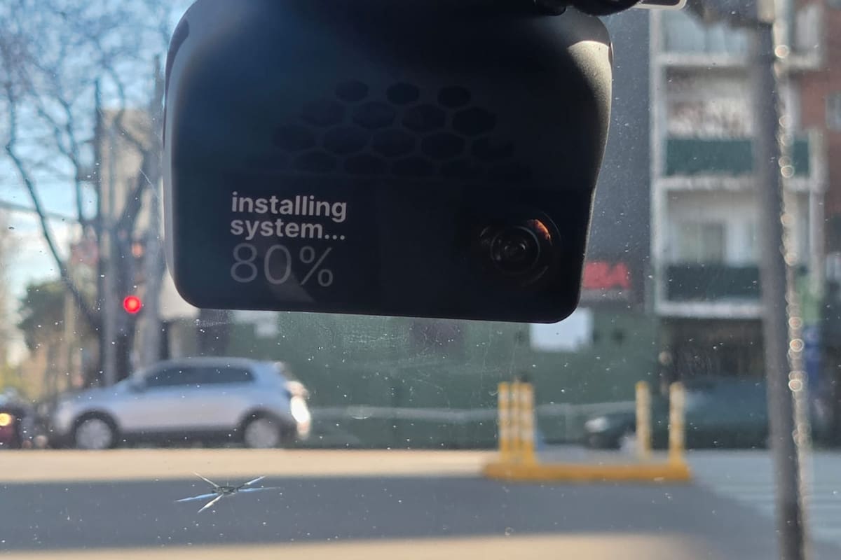 El dispositivo de Comma se ubica en el parabrisas delante del espejito retrovisor