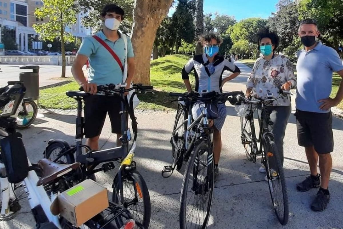 El dispositivo de medición pesa medio kilo, tiene el tamaño de una caja de zapatos y se puede ubicar en la mochila o en la bicicleta para realizar el monitoreo del aire durante los trayectos diarios por la ciudad