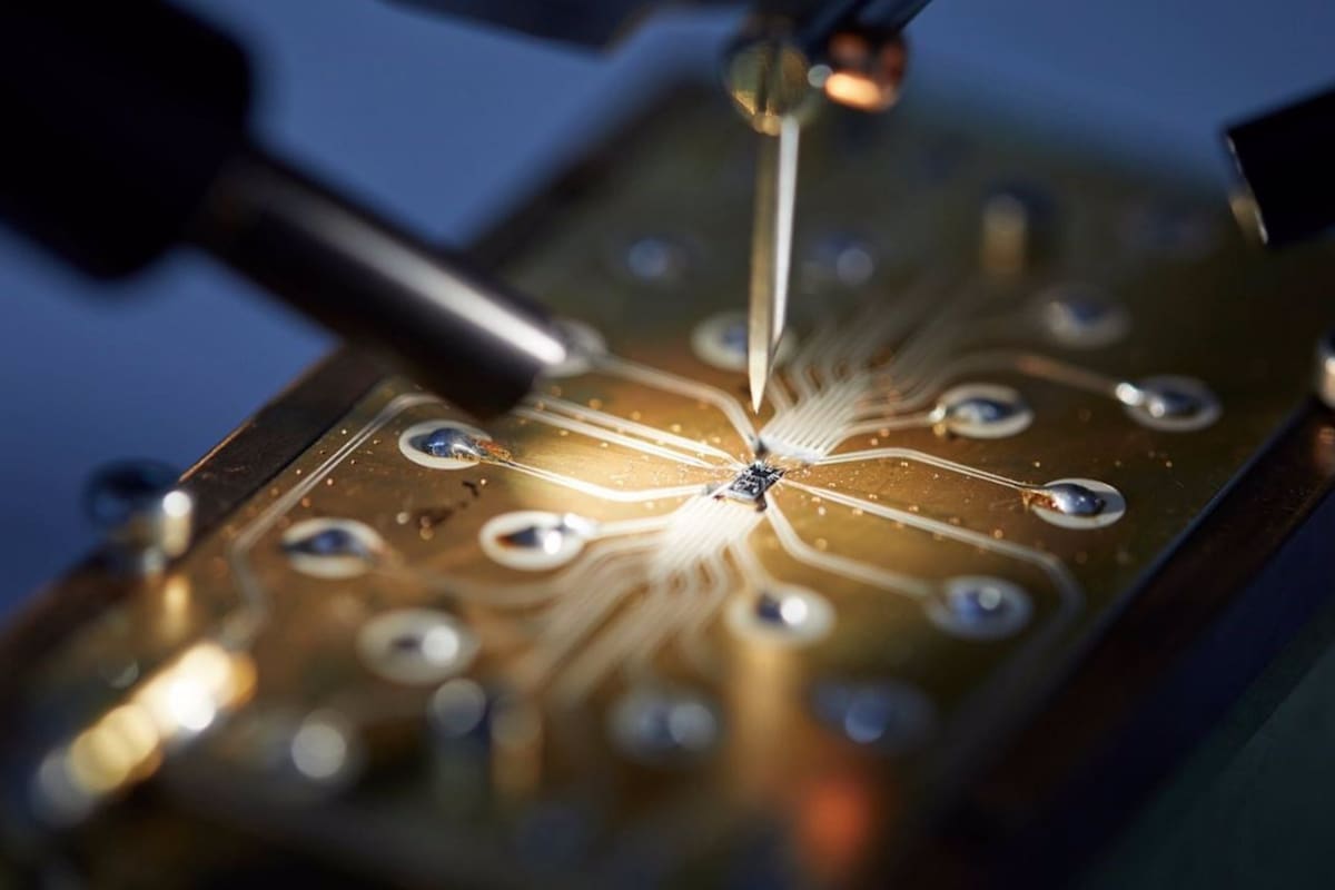 El dispositivo espin qubit se conecta a la placa de circuito en preparación para la medición