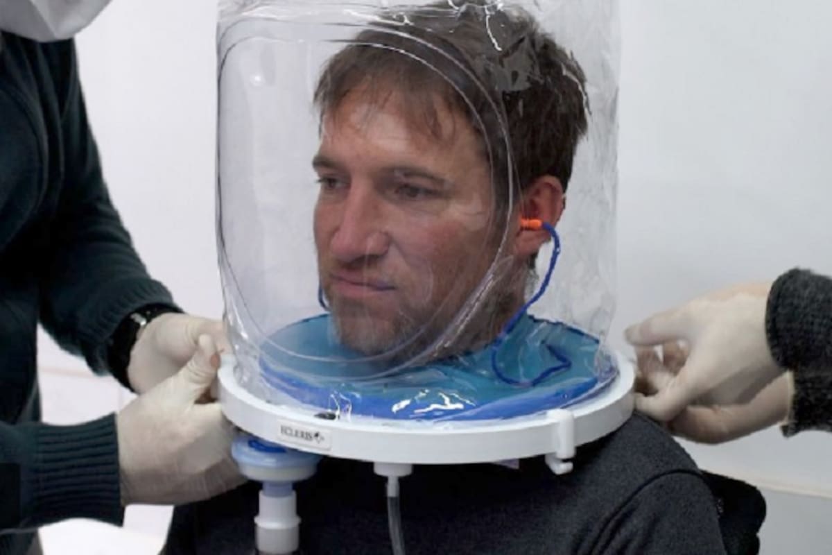 El dispositivo permite realizar una ventilación con oxígeno no invasiva, por lo que disminuye la necesidad de intubación o del uso del respirador. Ya se utiliza en varias zonas del país.