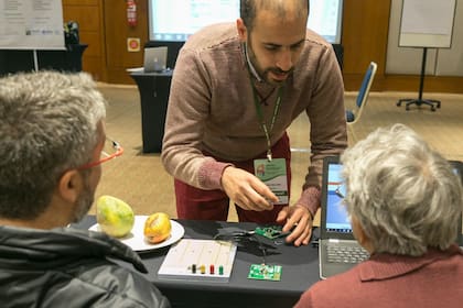 El dispositivo portátil, aún en etapa de desarrollo, busca complementar al uso de rayos X en entornos remotos y zonas donde no se cuenta con este tipo de recursos