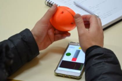 El dispositivo se pone en la tierra con el resto de las papas