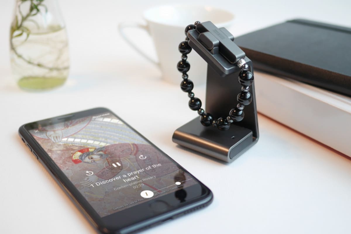 El dispositivo tiene forma de pulsera, cuenta con una pequeña batería que se recarga de forma inalámbrica y es compatible con smartphones con iOS y Android
