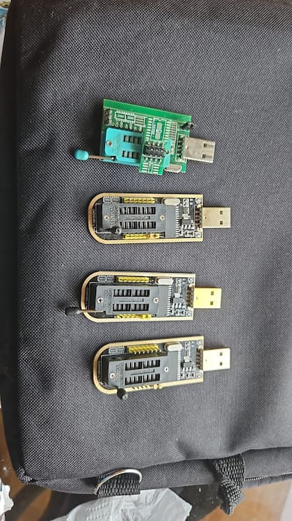 El dispositivo verde se utiliza para hackear la máquina y borrarle la configuración -y desbloquearla-