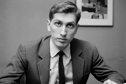 El disruptivo Bobby Fischer era genial desde chico; en esta imagen de 1962 tiene 19 años y ya lleva cuatro de gran maestro.