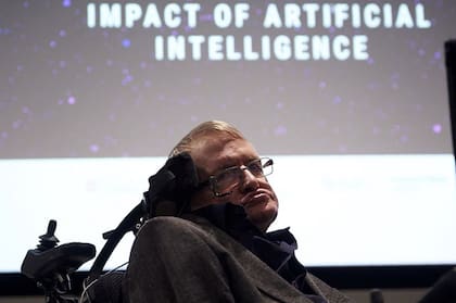 El distinguido físico británico Stephen Hawking creía que la IA súper inteligente podía llevar al "fin de la raza humana"