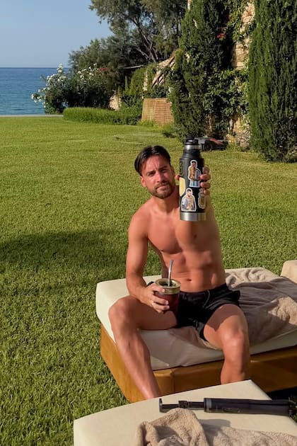 El divertido detalle del termo del defensor: dos stickers de Messi con la copa