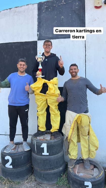 El divertido festejo de Dibu Martínez al salir campeón en una carrera de karting