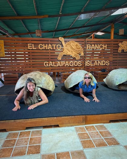 El divertido momento de María Becerra en una reserva de tortugas gigantes