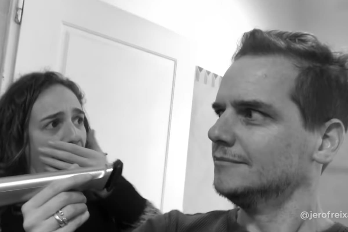 El divertido momento en que el influencer se somete a un nuevo look