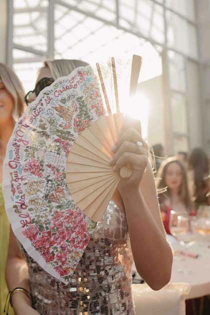 El divertido souvenir, un abanico especialmente diseñado para la fiesta.