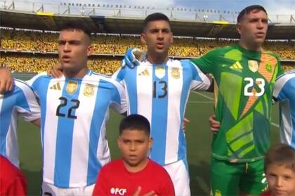 El divertido video del nene colombiano que le rogó a medio plantel de la selección argentina por la camiseta (Captura: TyC Sports)