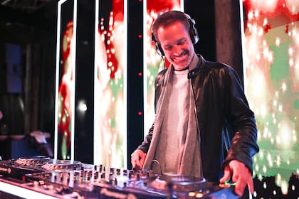 El DJ Ale Lacroix a cargo de las bandejas en la noche Amex Platinum.