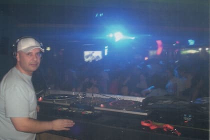 El dj Big Fabio en la cabina de Pacha, en 2005